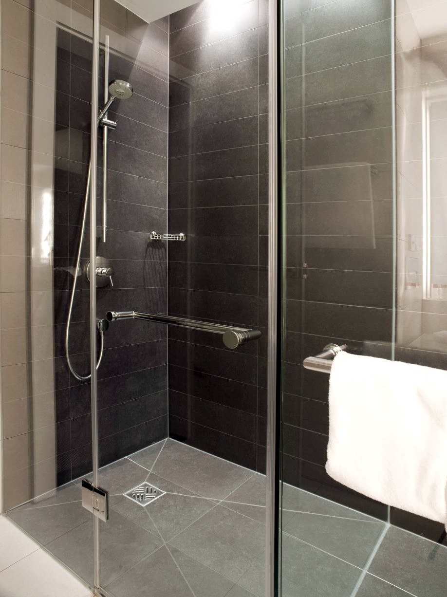 Стеклянные шторы для ванной: как выбрать и установить?